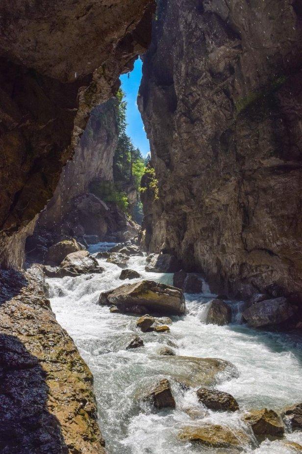 霍启刚郭晶晶参加香港马拉松，穿着朴素接地气，手牵手起步冲线